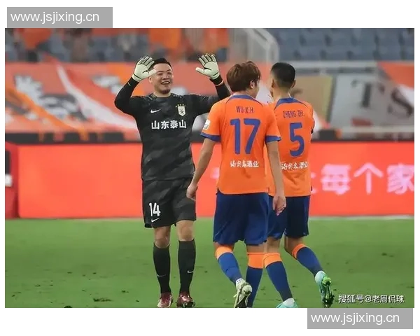 泰山队热身赛2比1亚泰 20岁梅帅军“致敬”38岁谭龙